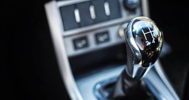 Dişli kolu. Manuel Şanzıman. Bir arabada vites vites üzerinde el.