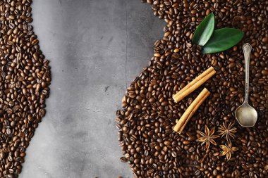 Bir poşet kahve. Kahve çekirdekleri masada kavrulmuş. Pişirmek için yapraklı kahve çekirdekleri.