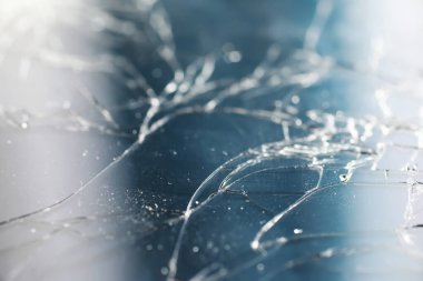 Camı kır. Kırık ekran. Bozuk telefon. Kırık cam arka plan. Camdaki beyaz çatlaklar.