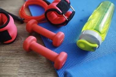 Spor ve sağlıklı yaşam tarzı. Spor aksesuarları. Yoga paspası ve halat atlama. Ev egzersizleri kavramına sahip spor geçmişi.