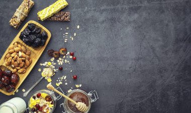 Sağlıklı kahvaltı. Mısır gevreğinden müsli..