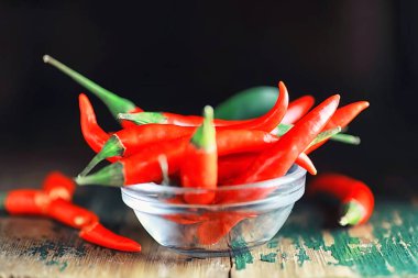 Acı kırmızı biber. Siyah arka planda Şili biberi.