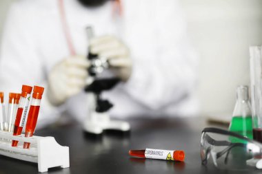 Laboratuvardaki bir bilim adamı viral zatürreenin tedavisi için ilaçları test ediyor. Hastalıklı hastaların Coronovirus kan testi. Dünya salgını.