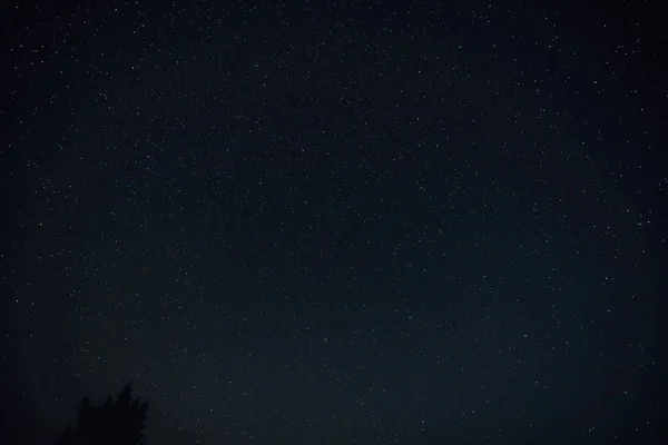 星や彗星と共に夜の空 — ストック写真