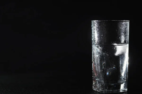 Κοντινό Πλάνο Ρίχνει Καθαρό Φρέσκο Νερό Ποτό Από Μπουκάλι Στο — Φωτογραφία Αρχείου