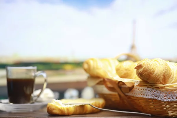 Friss Péksütemények Asztalon Francia Ízesített Croissant Reggelire — Stock Fotó