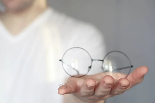 Concepto Mala Visión Sostenga Una Lente Contacto Gafas Mano Póster — Foto de Stock