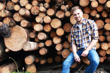 Sakallı hip-hop dansçısı yakacak odunu solgun genç bir adam.