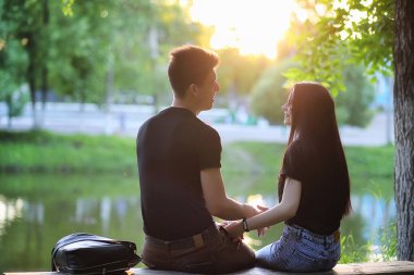 Şehir parkındaki ilk randevuda genç bir çift.