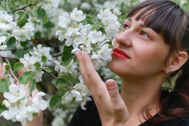 Bahar öğleden sonra, çocuklu bir parkta güzel bir kız.