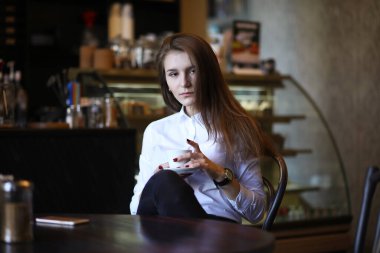 Kafedeki kız Paris 'te kahvaltı yapıyor.