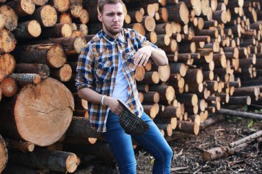 Sakallı hip-hop dansçısı yakacak odunu solgun genç bir adam.