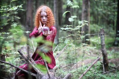 Cadı ön kısımların derinliklerinde bir ayin düzenler.