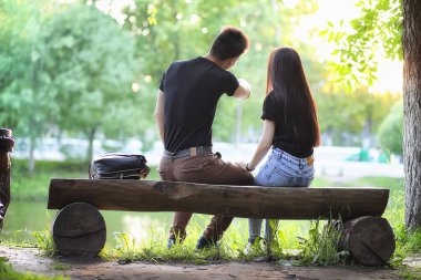 Şehir parkındaki ilk randevuda genç bir çift.