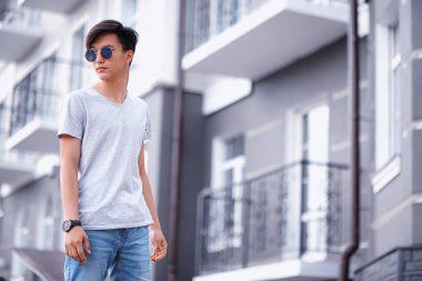 Açık havada şehirde Asya genç moda erkek güneş gözlüğü