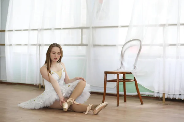 Menina Bonita Bailarina Balé Praticando Indoo — Fotografia de Stock
