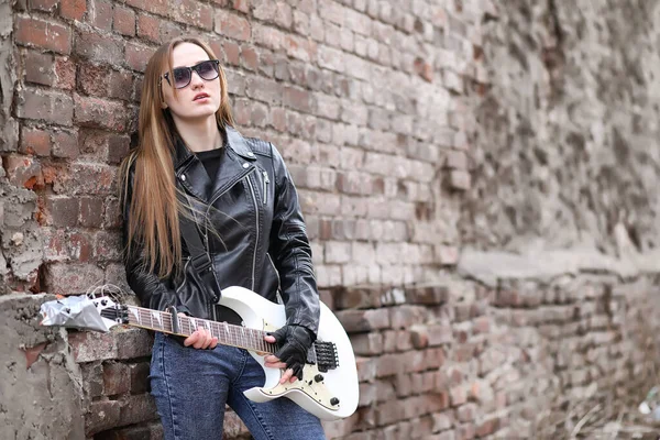 Uma Menina Músico Rock Uma Jaqueta Couro Com Guitarra — Fotografia de Stock
