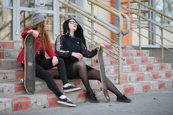 Uma Jovem Hipster Está Montando Skate Meninas Namoradas Para Passeio — Fotografia de Stock