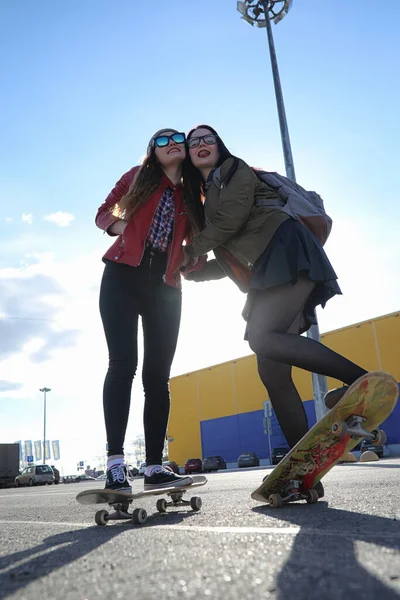 Uma Jovem Hipster Está Montando Skate Meninas Namoradas Para Passeio — Fotografia de Stock