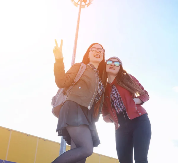 Una Joven Hipster Está Montando Monopatín Chicas Novias Para Dar —  Fotos de Stock