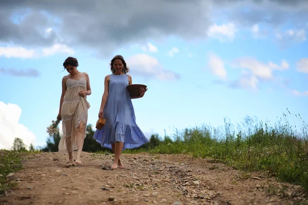 Две Красивые Девушки Платьях Летнем Поле Ягодами — стоковое фото