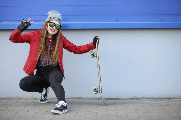 Genç Hippi Kız Bir Kaykay Sürme Kızlar Kız Şehirde Bir — Stok fotoğraf