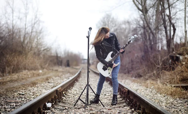 Bela Menina Roqueiro Com Guitarra Elétrica Uma Menina Músico Rock — Fotografia de Stock