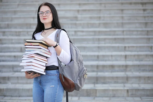 Junge Studentin Mit Rucksack Und Buch Auf Der Straße — Stockfoto