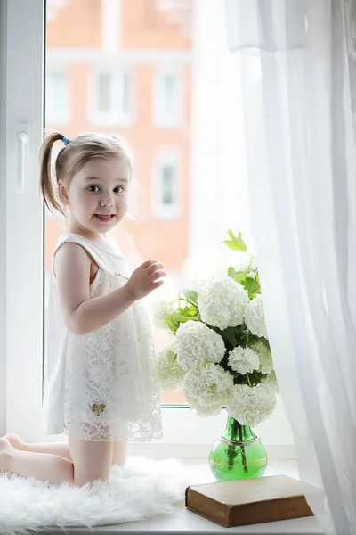 Une Petite Fille Est Assise Sur Rebord Fenêtre Bouquet Fleurs — Photo