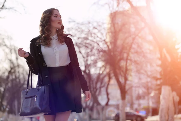 Femme Affaires Fille Printemps Sur Une Promenade Dans Manteau Extérieur — Photo