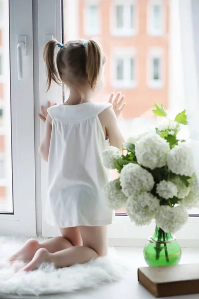 Une Petite Fille Est Assise Sur Rebord Fenêtre Bouquet Fleurs — Photo