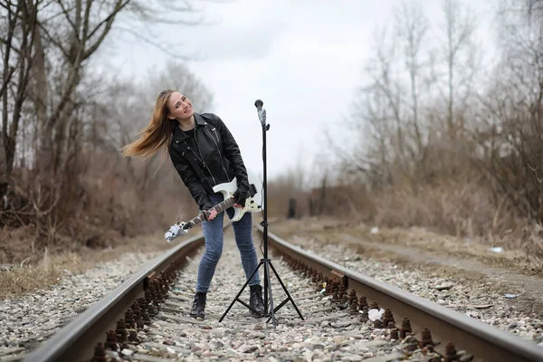 Uma Menina Músico Rock Uma Jaqueta Couro Com Guitarra — Fotografia de Stock