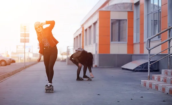 Uma Jovem Hipster Está Montando Skate Meninas Namoradas Para Passeio — Fotografia de Stock