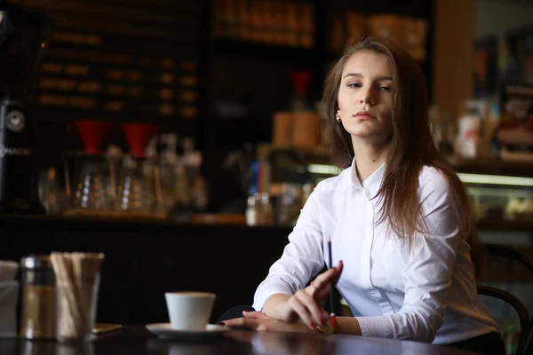 Девушка Кафе Завтракает Париже — стоковое фото