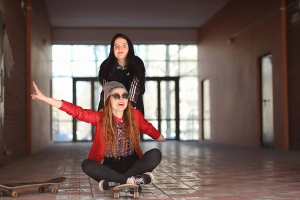 Uma Jovem Hipster Está Montando Skate Meninas Namoradas Para Passeio — Fotografia de Stock