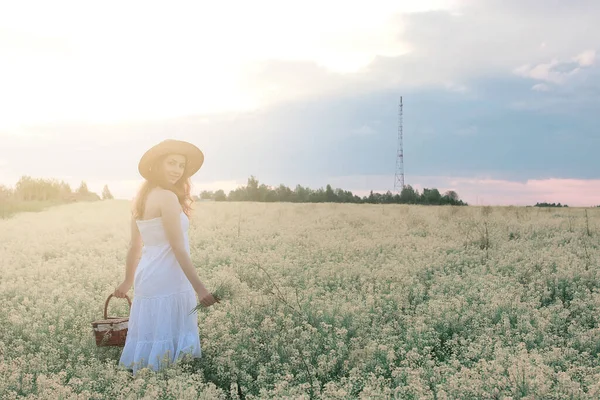 Chica Vestido Blanco Campo Flores Amarillas Florecen — Foto de Stock