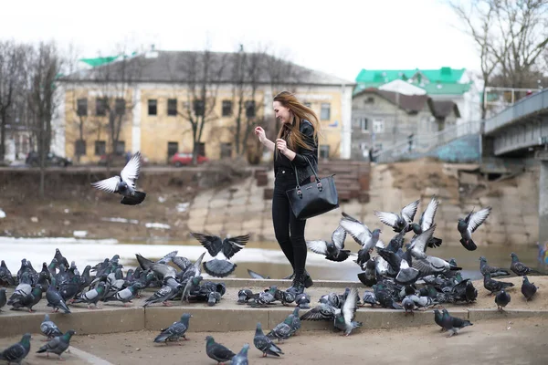 Una Chica Paseo Por Parque Una Bandada Palomas —  Fotos de Stock