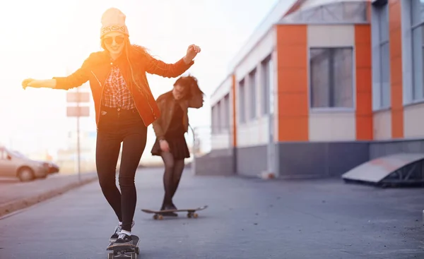 Young Hipster Girl Riding Skateboard Girls Girlfriends Walk City Skateboard — Stock Photo, Image