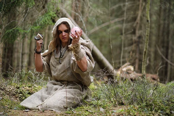 Ein Mann Soutane Verbringt Ein Ritual Einem Dunklen Wald Mit — Stockfoto