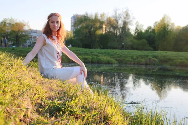 Une Fille Promenade Dans Parc Automne Jeune Fille Rousse Dans — Photo