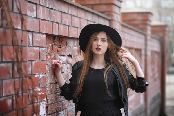 Girl Walks City Street Leather Waistcoat Phone Young Beautiful Girl — Stock Photo, Image