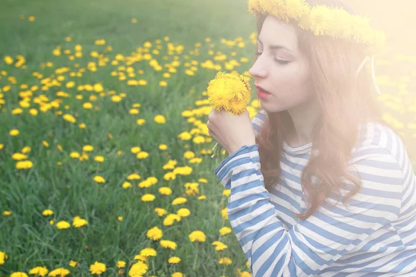 Dziewczyna Odpoczywa Słoneczny Dzień Łące Żółtego Mniszka Lekarskiego — Zdjęcie stockowe