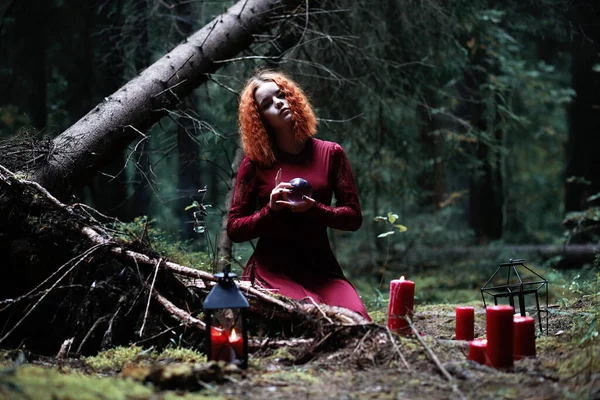 Bruxa Ruiva Tem Ritual Com Uma Bola Cristal Nos Inimigos — Fotografia de Stock