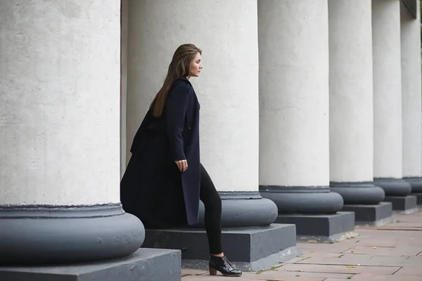 Schöne Mädchen Einem Mantel Geschäft Innenstadt Der Wolke — Stockfoto