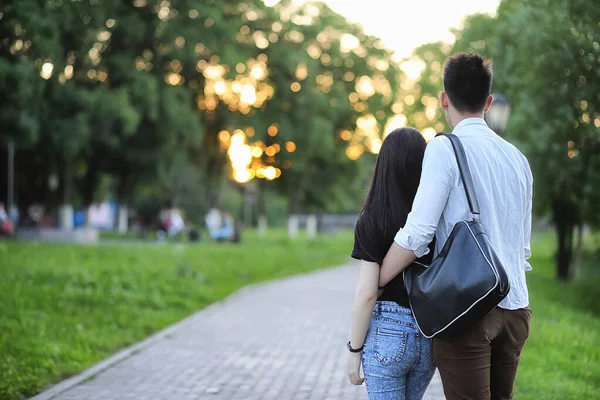 Jovem Casal Primeiro Encontro Parque Cidade — Fotografia de Stock