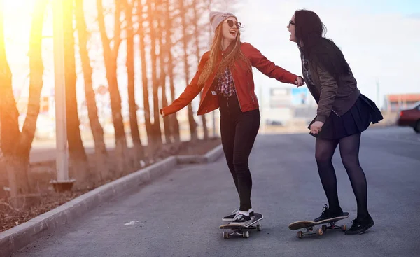 Mladá Bokovky Dívka Koni Skateboard Holky Kamarádky Procházku Města Skateboardem — Stock fotografie