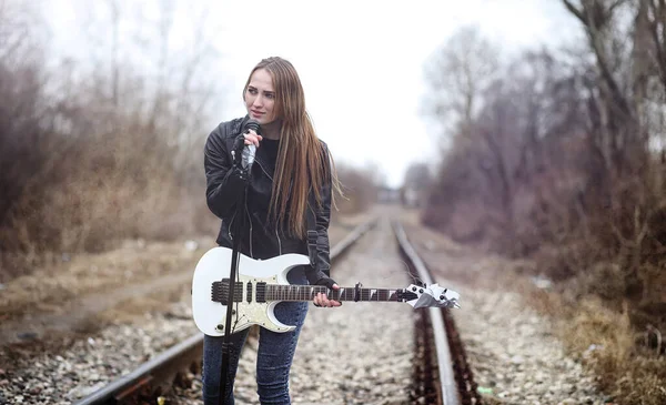 Bela Menina Roqueiro Com Guitarra Elétrica Uma Menina Músico Rock — Fotografia de Stock