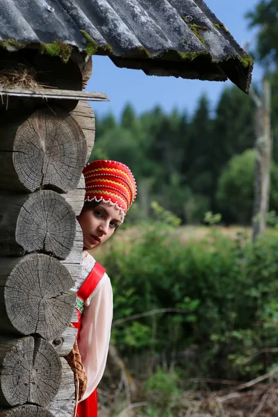 Girl Traditional Dress Log — Stock Photo, Image