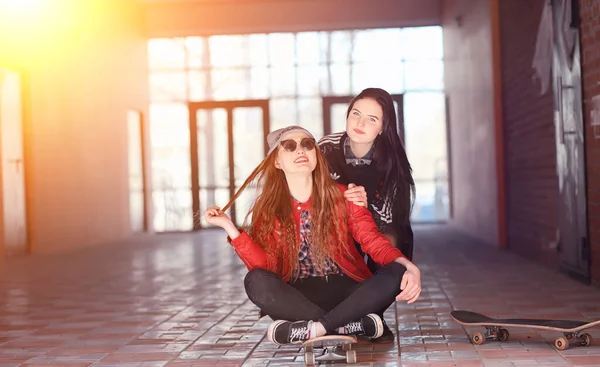 Uma Jovem Hipster Está Montando Skate Meninas Namoradas Para Passeio — Fotografia de Stock