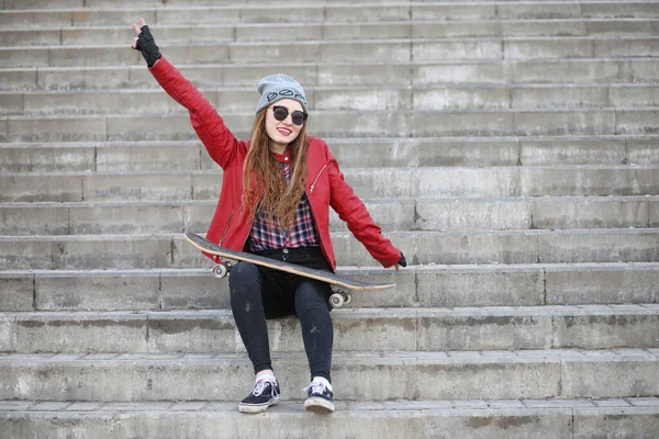 Una Giovane Hipster Sta Cavalcando Uno Skateboard Ragazze Amiche Una — Foto Stock